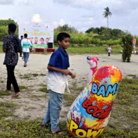 ބޮޕް ބޭގް kid punching a bop bag