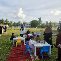 ފޭސް ޕެއިންޓް kids getting ready to paint their face at a carnival